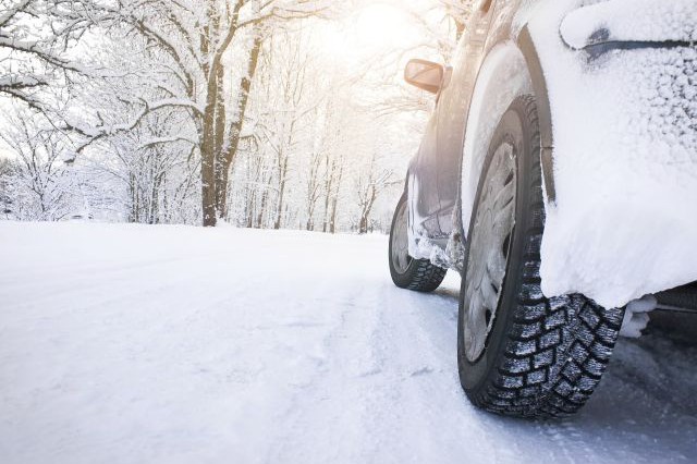 verschneites Auto auf Stra&szlig;e